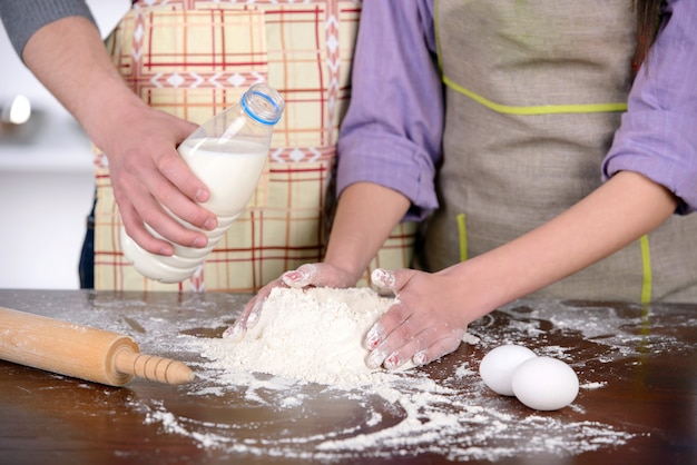 Jeune couple cuisine dans la cuisine ensemble.