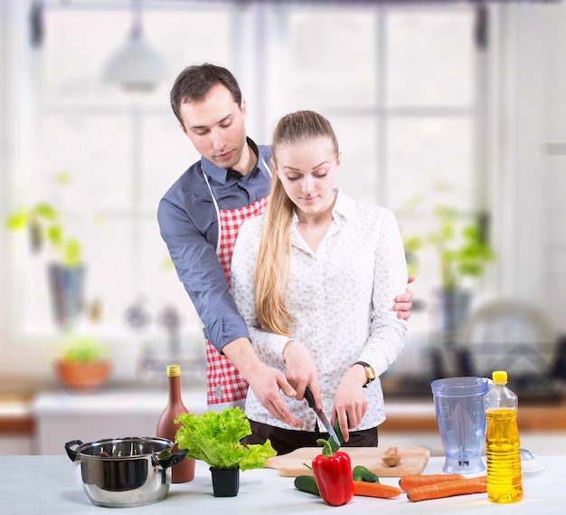 Jeune couple cuisine ensemble