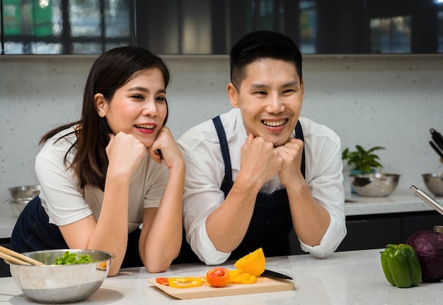 jeune couple, cuisine