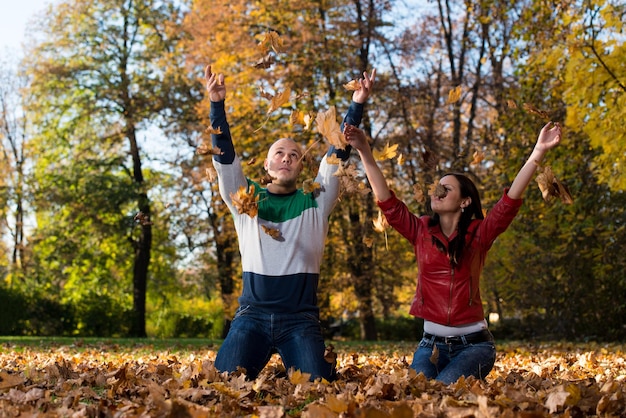 jeune couple, dans, automne, parc