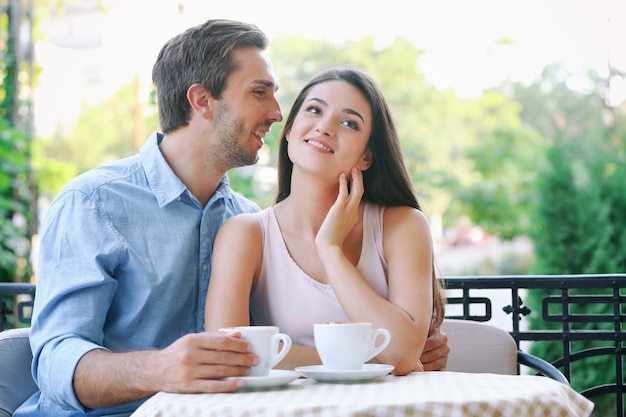 Jeune couple, dans, café rue