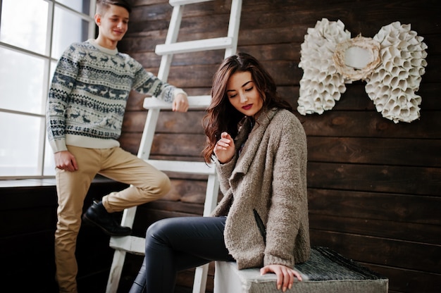 Jeune couple dans une chambre