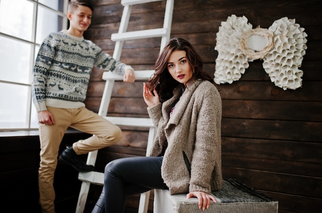 Jeune couple dans une chambre