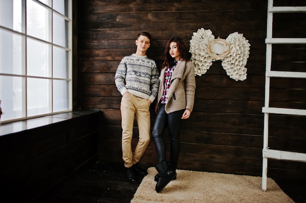 Jeune couple dans une chambre