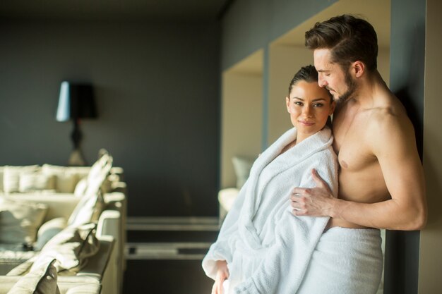 Jeune couple dans la chambre