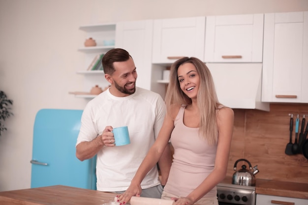 Jeune couple dans la cuisine un jour libre