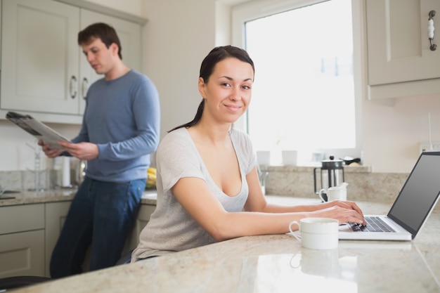 Jeune couple dans la cuisine