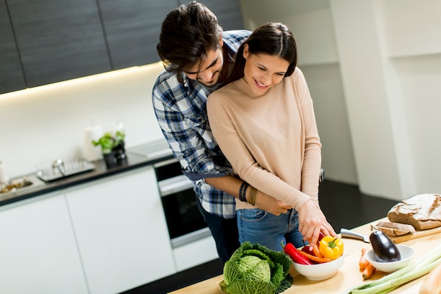 Jeune couple dans la cuisine