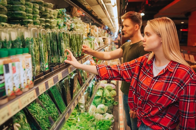 Photo jeune couple, dans, épicerie, ramasser, herbes