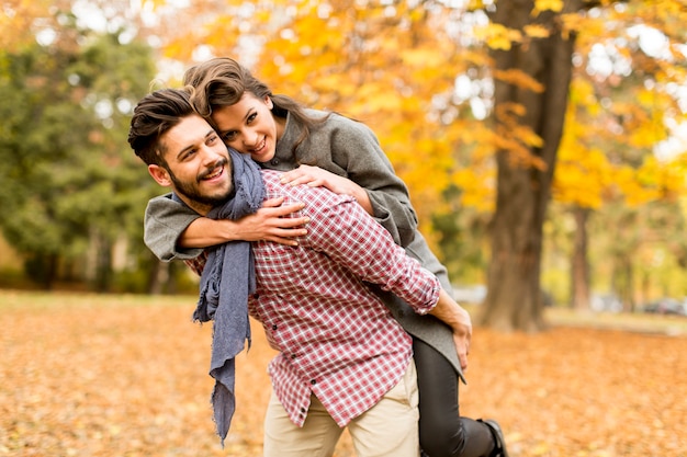 Jeune couple dans la forêt d&#39;automne