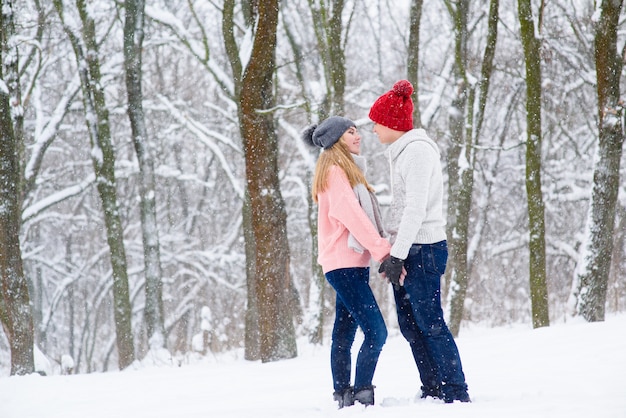 Jeune couple, dans, forêt hiver