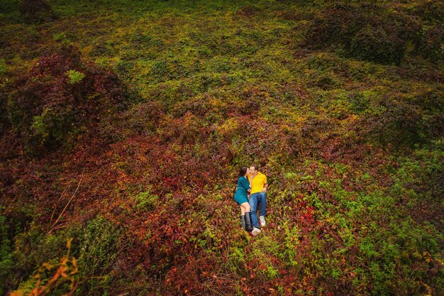 Jeune couple dans un incroyable parc d'automne coloré Histoire d'amour