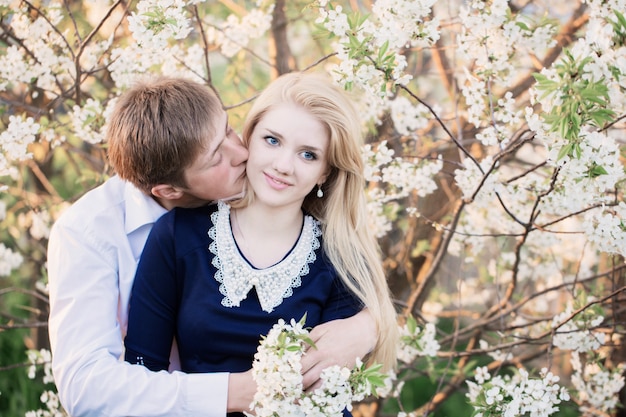 Jeune couple, dans, jardin printemps