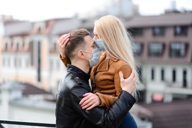 Jeune couple, dans, masques, sur, rue ville