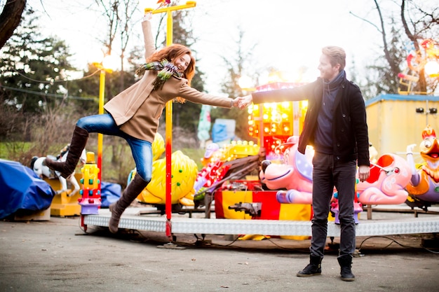 Jeune couple dans le parc d&#39;attractions