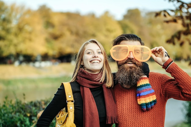 jeune couple, dans, parc automne