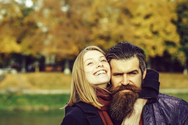 jeune couple, dans, parc automne