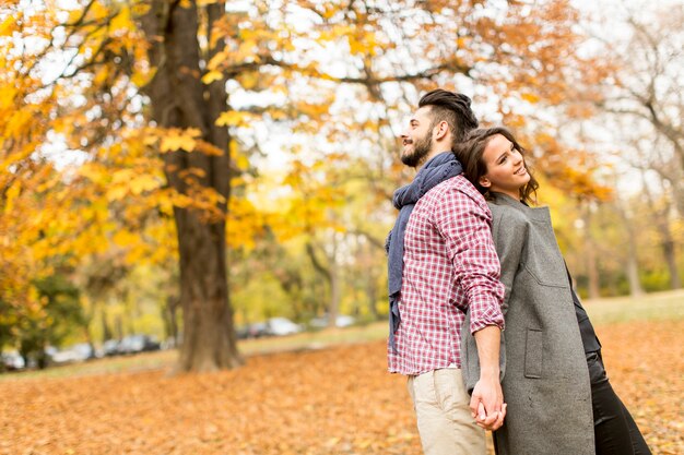 Jeune couple dans le parc en automne