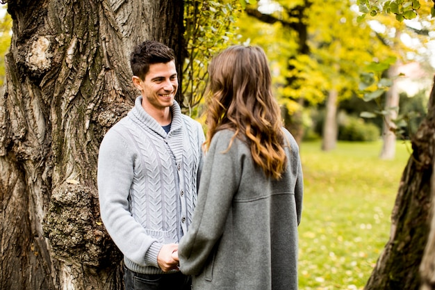 Jeune couple dans le parc en automne