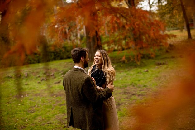 Jeune couple dans le parc en automne
