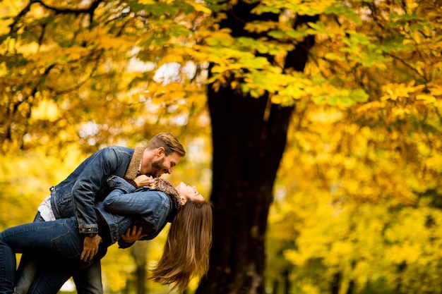 Jeune couple dans le parc en automne