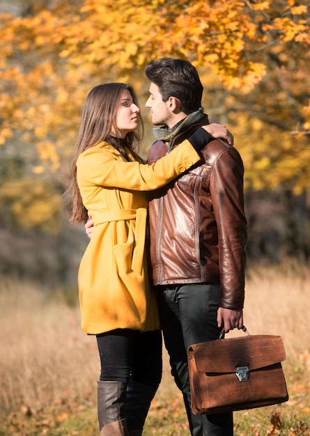 Jeune couple dans le parc en automne