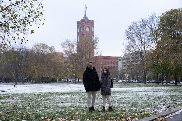 Jeune couple dans un parc à Berlin avec le Rotes Rathaus en arrière-plan