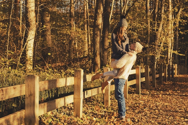 Jeune couple, dans parc, à, ensoleillé, jour automne