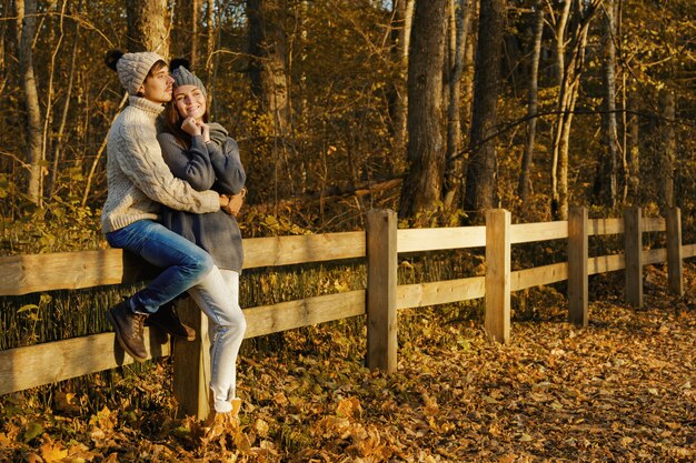 Jeune couple, dans parc, à, ensoleillé, jour automne