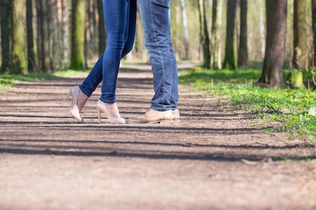 Jeune couple dans parc