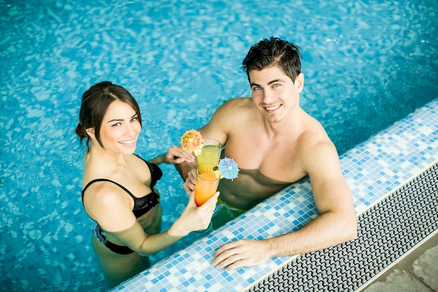 Jeune couple dans la piscine