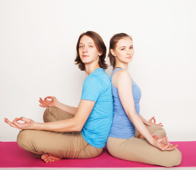 Jeune couple, dans, pose yoga