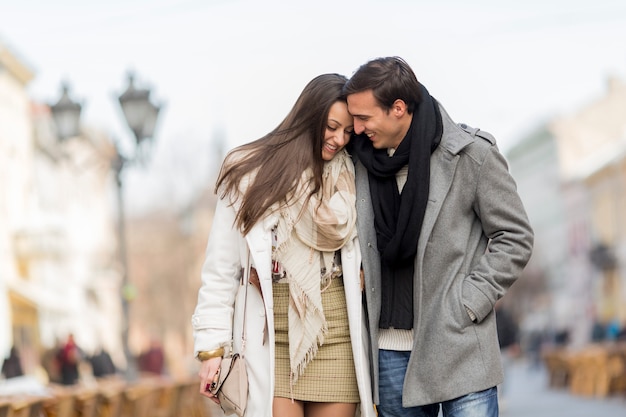 Jeune couple dans la rue