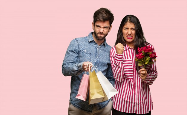 Jeune couple dans la Saint Valentin crier très en colère et agressif