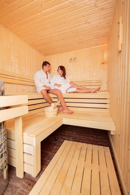 Jeune couple dans le sauna