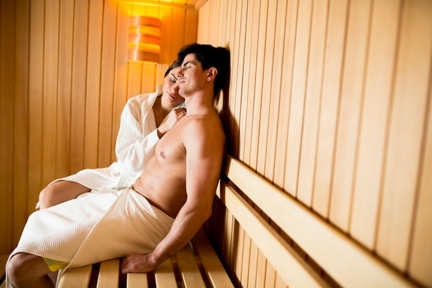 Jeune couple dans le sauna