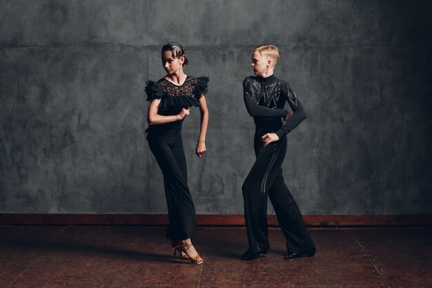 Jeune couple dansant dans la danse de salon cha cha cha.