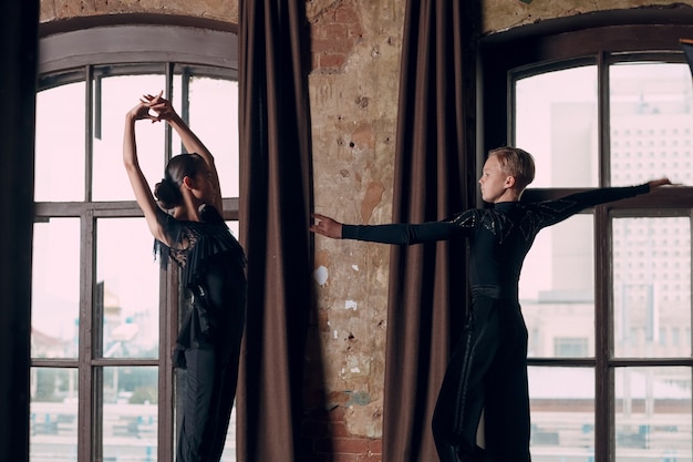 Jeune couple dansant dans la danse de salon Paso doble.