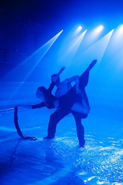 Photo jeune couple dansant dans l'eau.