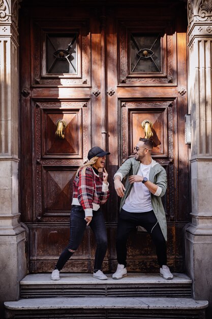 Jeune couple dansant dans la rue