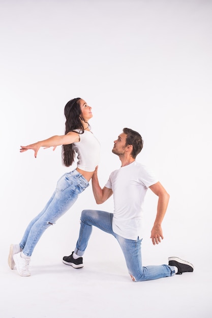 Jeune couple dansant danse sociale bachata, merengue, salsa, kizomba.