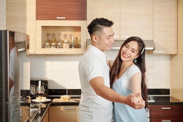 Jeune couple, danse, dans, cuisine