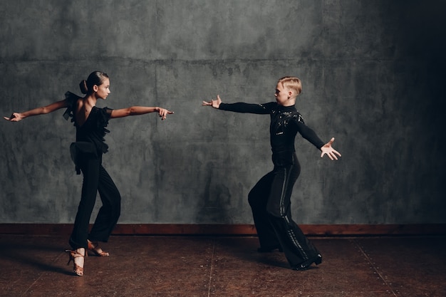 Jeune couple danse la samba. Danse de salon latine.