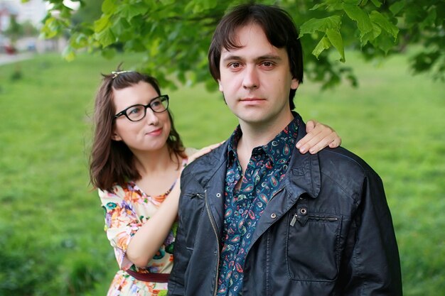 Jeune couple à date dans le parc de printemps en plein air