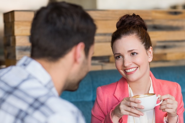 Jeune couple à une date