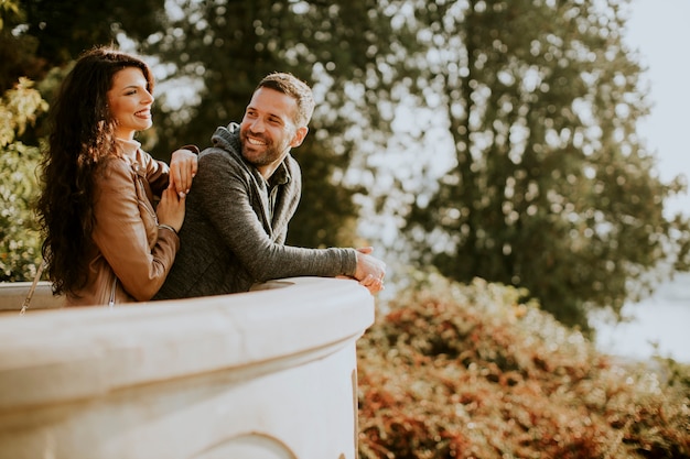 Jeune couple debout sur le balcon le jour de l'automne