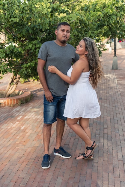 jeune couple, debout, dans parc