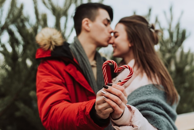 Jeune couple, debout, ensemble, dehors