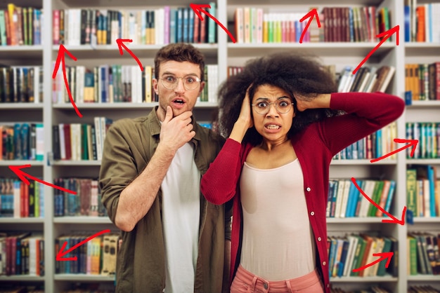 Photo un jeune couple debout sur un livre.