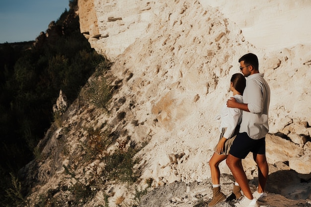 Jeune couple, debout, sur, les, pierres, dans, les, montagne, profiter nature